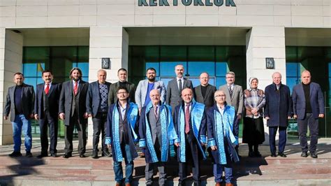 Bayburt Üniversitesi'nde görevde yükselen akademisyenler cübbe giydi - Son Dakika Haberleri